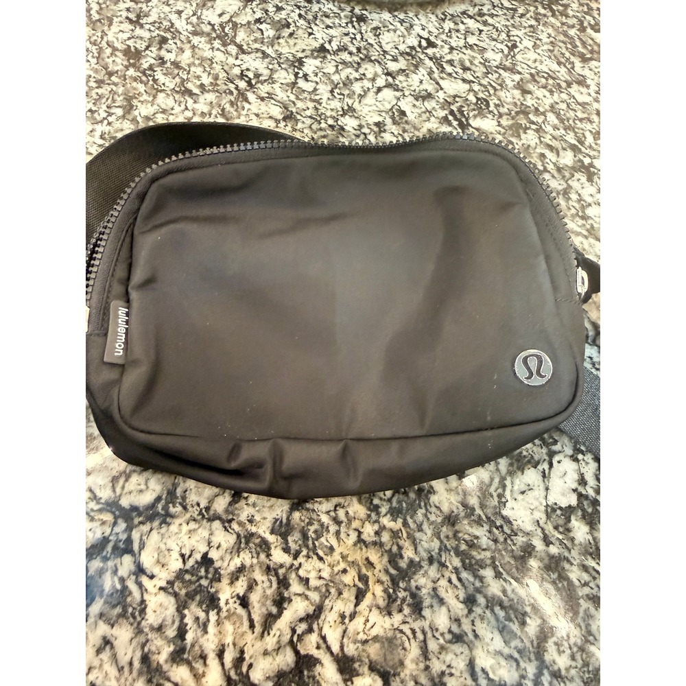 Lululemon Everywhere Belt Bag 2L Black Adjustable Strap Fanny Pack Bag